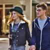 Exclusif - Bella Thorne et son compagnon Gregg Sulkin se baladent en amoureux à Vancouver le 4 octobre 2015.