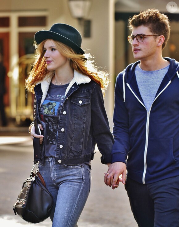 Exclusif - Bella Thorne et son compagnon Gregg Sulkin se baladent en amoureux à Vancouver le 4 octobre 2015.