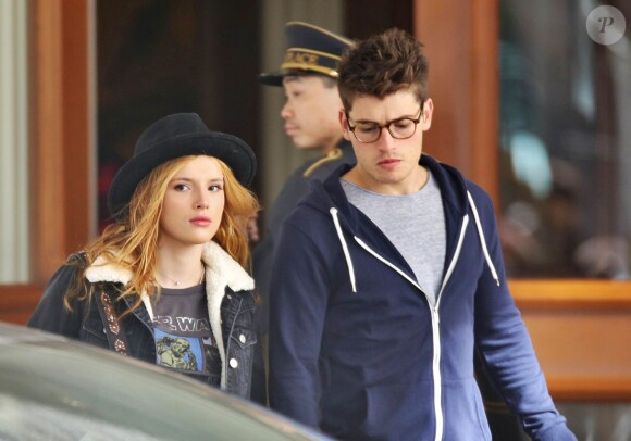Exclusif - Bella Thorne et son compagnon Gregg Sulkin se baladent en amoureux à Vancouver le 4 octobre 2015.