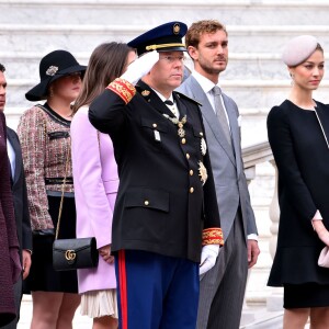 Le prince Albert II de Monaco et sa femme la princesse Charlène de Monaco, Charlotte Casiraghi, Pierre Casiraghi et sa femme Beatrice Borromeo - La famille princière de Monaco dans la cour du palais lors de la Fête Nationale monégasque à Monaco le 19 novembre 2015. © Bruno Bebert / Olivier Huitel / Pool Restreint Monaco / Bestimage