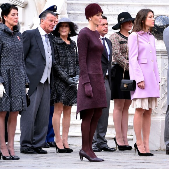 La princesse Caroline de Hanovre, le prince Albert II de Monaco et sa femme la princesse Charlène de Monaco, Charlotte Casiraghi, Pierre Casiraghi et sa femme Beatrice Borromeo, Louis Ducruet - La famille princière de Monaco dans la cour du palais lors de la Fête Nationale monégasque à Monaco le 19 novembre 2015. © Bruno Bebert / Olivier Huitel / Pool Restreint Monaco / Bestimage