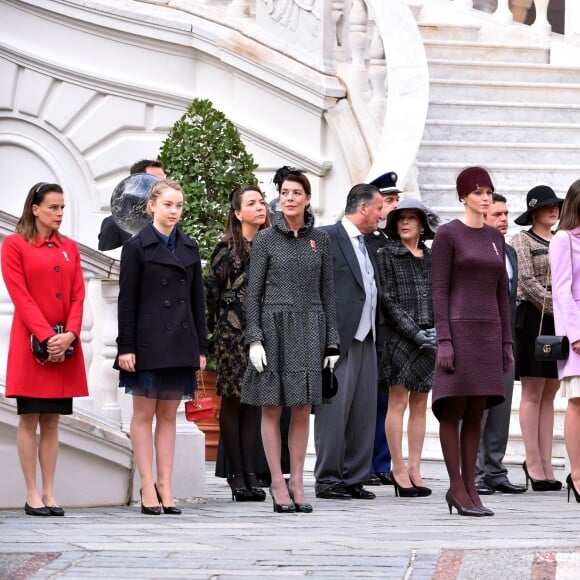 La princesse Stéphanie de Monaco, la princesse Alexandra de Hanovre, la princesse Caroline de Hanovre, le prince Albert II de Monaco et sa femme la princesse Charlène de Monaco, Charlotte Casiraghi, Pierre Casiraghi et sa femme Beatrice Borromeo, Louis Ducruet - La famille princière de Monaco dans la cour du palais lors de la Fête Nationale monégasque à Monaco le 19 novembre 2015. © Bruno Bebert / Olivier Huitel / Pool Restreint Monaco / Bestimage