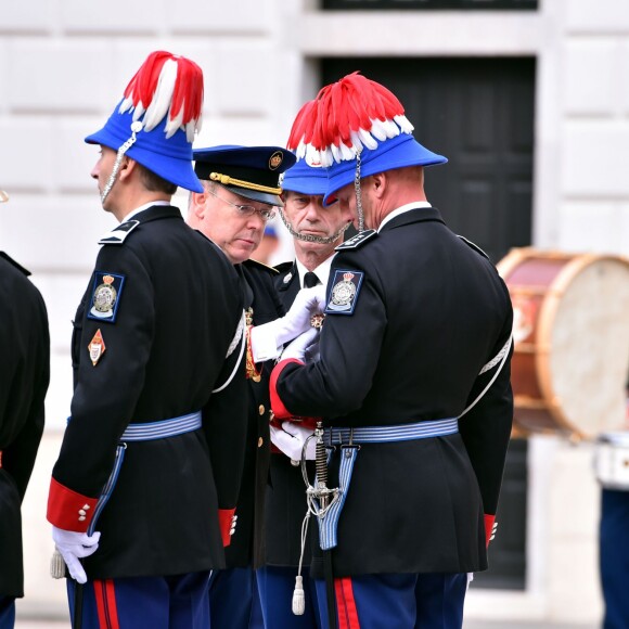 Le prince Albert II de Monaco - La famille princière de Monaco dans la cour du palais lors de la Fête Nationale monégasque à Monaco le 19 novembre 2015. © Bruno Bebert / Olivier Huitel / Pool Restreint Monaco / Bestimage