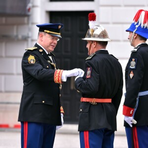 Le prince Albert II de Monaco - La famille princière de Monaco dans la cour du palais lors de la Fête Nationale monégasque à Monaco le 19 novembre 2015. © Bruno Bebert / Olivier Huitel / Pool Restreint Monaco / Bestimage