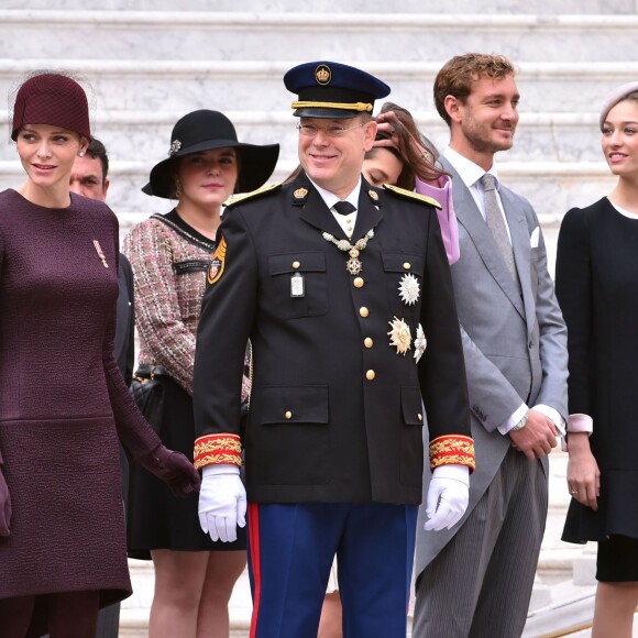 Le prince Albert II de Monaco et sa femme la princesse Charlène de Monaco, Charlotte Casiraghi, Pierre Casiraghi et sa femme Beatrice Borromeo - La famille princière de Monaco dans la cour du palais lors de la Fête Nationale monégasque à Monaco le 19 novembre 2015. © Bruno Bebert / Olivier Huitel / Pool Restreint Monaco / Bestimage  Monaco's family for Monaco National Day at the princely palace in Monaco on november 19, 2015.19/11/2015 - 