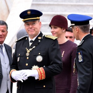 Le prince Albert II de Monaco et sa femme la princesse Charlène de Monaco - La famille princière de Monaco dans la cour du palais lors de la Fête Nationale monégasque à Monaco le 19 novembre 2015. © Bruno Bebert / Olivier Huitel / Pool Restreint Monaco / Bestimage  Monaco's family for Monaco National Day at the princely palace in Monaco on november 19, 2015.19/11/2015 - 