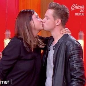 La présentatrice Evelyne Thomas embrasse un jeune Youtubeur dans C'est mon choix sur Chérie 25. Novembre 2015.