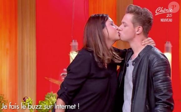 La présentatrice Evelyne Thomas embrasse un jeune Youtubeur dans C'est mon choix sur Chérie 25. Novembre 2015.