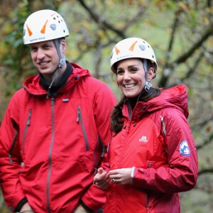 La duchesse de Cambridge, Catherine Kate Middleton et le prince William s'essayent à l'escalade lors d'une visite au Towers Residential Outdoor Education Centre le 20 novembre 2015 à Capel Curig.  CAPEL CURIG, UNITED KINGDOM - NOVEMBER 20: Catherine, Duchess of Cambridge ascends a climbing wall as she visits the Towers Residential Outdoor Education Centre on November 20, 2015 in Capel Curig, United Kingdom. The Towers is an outdoor education centre run by Wolverhampton Council providing adventure activities for children.20/11/2015 - Capel Curig