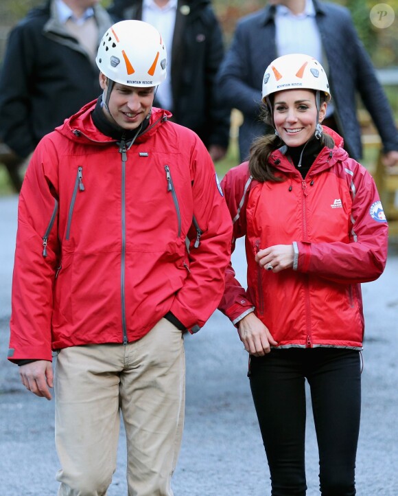 La duchesse de Cambridge, Catherine Kate Middleton et le prince William s'essayent à l'escalade lors d'une visite au Towers Residential Outdoor Education Centre le 20 novembre 2015 à Capel Curig.  CAPEL CURIG, UNITED KINGDOM - NOVEMBER 20: Catherine, Duchess of Cambridge ascends a climbing wall as she visits the Towers Residential Outdoor Education Centre on November 20, 2015 in Capel Curig, United Kingdom. The Towers is an outdoor education centre run by Wolverhampton Council providing adventure activities for children.20/11/2015 - Capel Curig