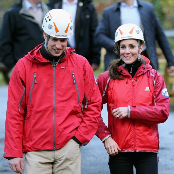La duchesse de Cambridge, Catherine Kate Middleton et le prince William s'essayent à l'escalade lors d'une visite au Towers Residential Outdoor Education Centre le 20 novembre 2015 à Capel Curig.  CAPEL CURIG, UNITED KINGDOM - NOVEMBER 20: Catherine, Duchess of Cambridge ascends a climbing wall as she visits the Towers Residential Outdoor Education Centre on November 20, 2015 in Capel Curig, United Kingdom. The Towers is an outdoor education centre run by Wolverhampton Council providing adventure activities for children.20/11/2015 - Capel Curig