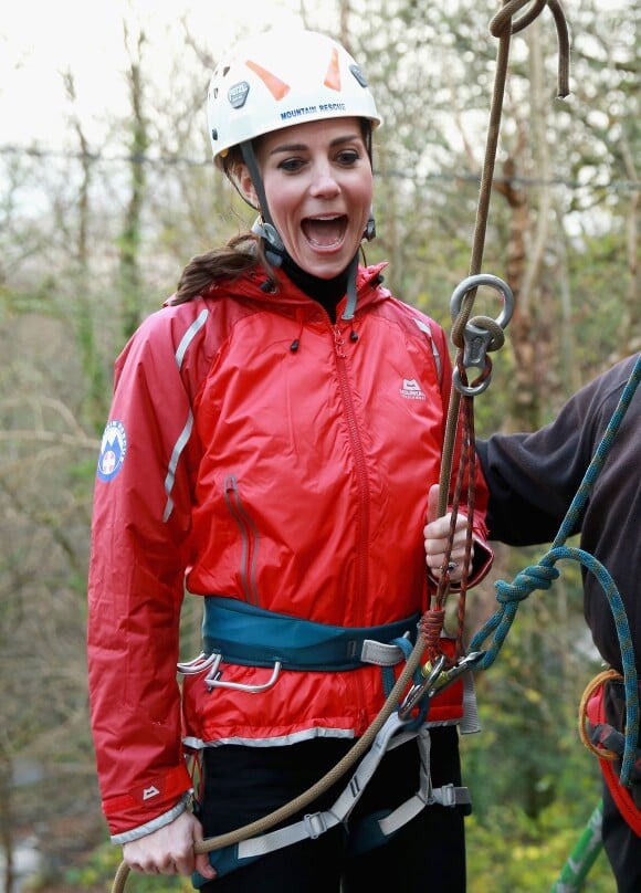 La duchesse de Cambridge, Catherine Kate Middleton et le prince William s'essayent à l'escalade lors d'une visite au Towers Residential Outdoor Education Centre le 20 novembre 2015 à Capel Curig.  CAPEL CURIG, UNITED KINGDOM - NOVEMBER 20: Catherine, Duchess of Cambridge ascends a climbing wall as she visits the Towers Residential Outdoor Education Centre on November 20, 2015 in Capel Curig, United Kingdom. The Towers is an outdoor education centre run by Wolverhampton Council providing adventure activities for children.20/11/2015 - Capel Curig
