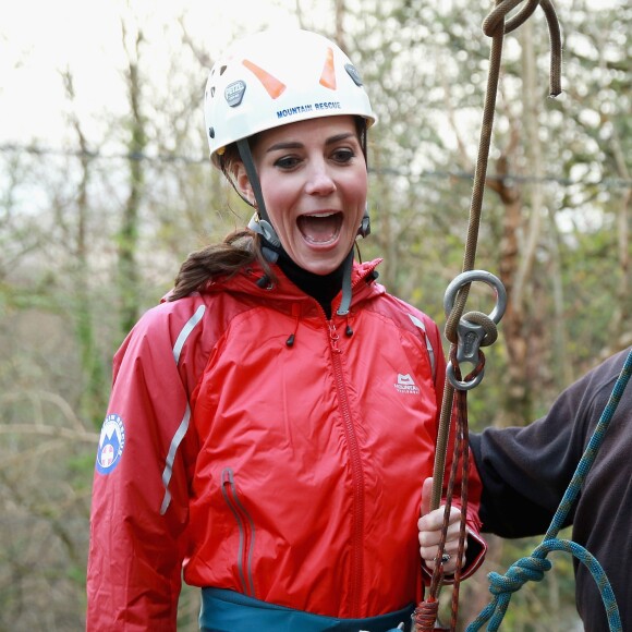 La duchesse de Cambridge, Catherine Kate Middleton et le prince William s'essayent à l'escalade lors d'une visite au Towers Residential Outdoor Education Centre le 20 novembre 2015 à Capel Curig.  CAPEL CURIG, UNITED KINGDOM - NOVEMBER 20: Catherine, Duchess of Cambridge ascends a climbing wall as she visits the Towers Residential Outdoor Education Centre on November 20, 2015 in Capel Curig, United Kingdom. The Towers is an outdoor education centre run by Wolverhampton Council providing adventure activities for children.20/11/2015 - Capel Curig