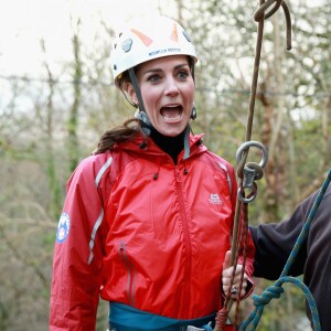 La duchesse de Cambridge, Catherine Kate Middleton et le prince William s'essayent à l'escalade lors d'une visite au Towers Residential Outdoor Education Centre le 20 novembre 2015 à Capel Curig.  CAPEL CURIG, UNITED KINGDOM - NOVEMBER 20: Catherine, Duchess of Cambridge ascends a climbing wall as she visits the Towers Residential Outdoor Education Centre on November 20, 2015 in Capel Curig, United Kingdom. The Towers is an outdoor education centre run by Wolverhampton Council providing adventure activities for children.20/11/2015 - Capel Curig