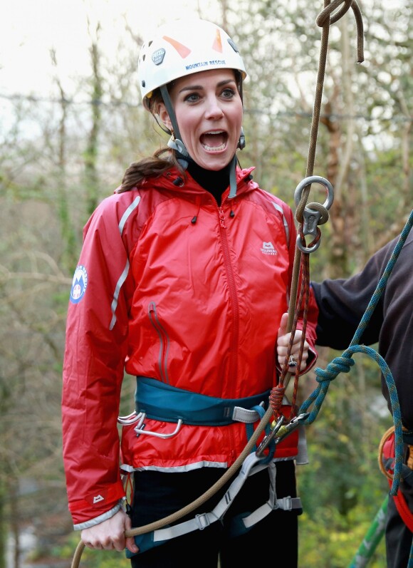 La duchesse de Cambridge, Catherine Kate Middleton et le prince William s'essayent à l'escalade lors d'une visite au Towers Residential Outdoor Education Centre le 20 novembre 2015 à Capel Curig.  CAPEL CURIG, UNITED KINGDOM - NOVEMBER 20: Catherine, Duchess of Cambridge ascends a climbing wall as she visits the Towers Residential Outdoor Education Centre on November 20, 2015 in Capel Curig, United Kingdom. The Towers is an outdoor education centre run by Wolverhampton Council providing adventure activities for children.20/11/2015 - Capel Curig