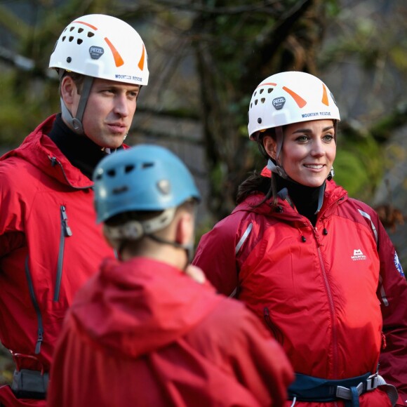 La duchesse de Cambridge, Catherine Kate Middleton et le prince William s'essayent à l'escalade lors d'une visite au Towers Residential Outdoor Education Centre le 20 novembre 2015 à Capel Curig.  CAPEL CURIG, UNITED KINGDOM - NOVEMBER 20: Catherine, Duchess of Cambridge ascends a climbing wall as she visits the Towers Residential Outdoor Education Centre on November 20, 2015 in Capel Curig, United Kingdom. The Towers is an outdoor education centre run by Wolverhampton Council providing adventure activities for children.20/11/2015 - Capel Curig