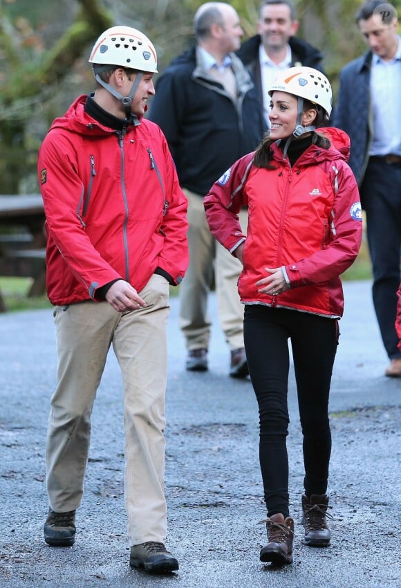 La duchesse de Cambridge, Catherine Kate Middleton et le prince William s'essayent à l'escalade lors d'une visite au Towers Residential Outdoor Education Centre le 20 novembre 2015 à Capel Curig.  CAPEL CURIG, UNITED KINGDOM - NOVEMBER 20: Catherine, Duchess of Cambridge ascends a climbing wall as she visits the Towers Residential Outdoor Education Centre on November 20, 2015 in Capel Curig, United Kingdom. The Towers is an outdoor education centre run by Wolverhampton Council providing adventure activities for children.20/11/2015 - Capel Curig