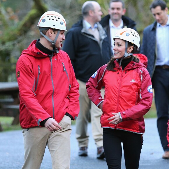 La duchesse de Cambridge, Catherine Kate Middleton et le prince William s'essayent à l'escalade lors d'une visite au Towers Residential Outdoor Education Centre le 20 novembre 2015 à Capel Curig.  CAPEL CURIG, UNITED KINGDOM - NOVEMBER 20: Catherine, Duchess of Cambridge ascends a climbing wall as she visits the Towers Residential Outdoor Education Centre on November 20, 2015 in Capel Curig, United Kingdom. The Towers is an outdoor education centre run by Wolverhampton Council providing adventure activities for children.20/11/2015 - Capel Curig