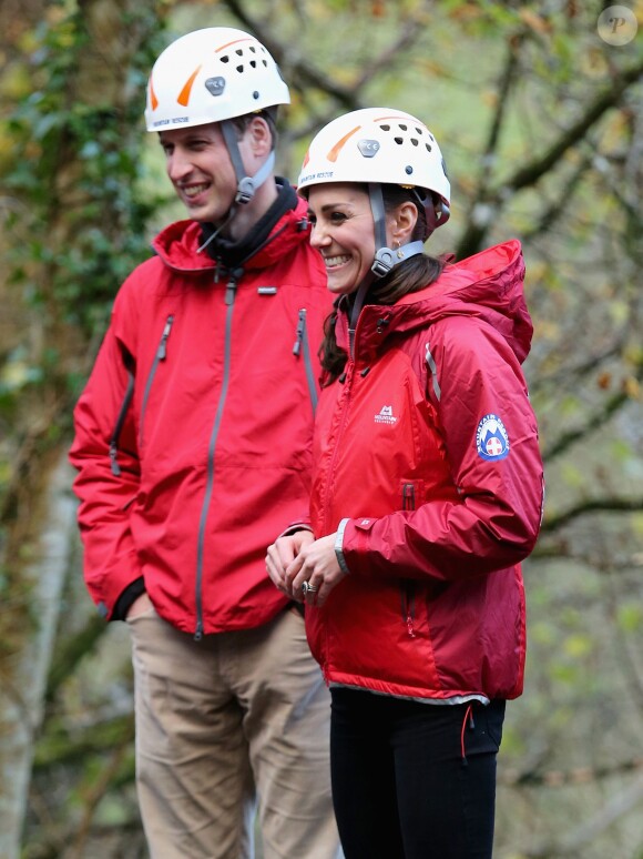 La duchesse de Cambridge, Catherine Kate Middleton et le prince William s'essayent à l'escalade lors d'une visite au Towers Residential Outdoor Education Centre le 20 novembre 2015 à Capel Curig.  CAPEL CURIG, UNITED KINGDOM - NOVEMBER 20: Catherine, Duchess of Cambridge ascends a climbing wall as she visits the Towers Residential Outdoor Education Centre on November 20, 2015 in Capel Curig, United Kingdom. The Towers is an outdoor education centre run by Wolverhampton Council providing adventure activities for children.20/11/2015 - Capel Curig