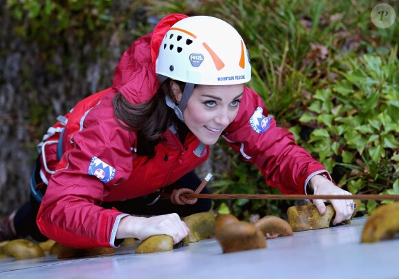 La duchesse de Cambridge, Catherine Kate Middleton et le prince William s'essayent à l'escalade lors d'une visite au Towers Residential Outdoor Education Centre le 20 novembre 2015 à Capel Curig.  CAPEL CURIG, UNITED KINGDOM - NOVEMBER 20: Catherine, Duchess of Cambridge ascends a climbing wall as she visits the Towers Residential Outdoor Education Centre on November 20, 2015 in Capel Curig, United Kingdom. The Towers is an outdoor education centre run by Wolverhampton Council providing adventure activities for children.20/11/2015 - Capel Curig