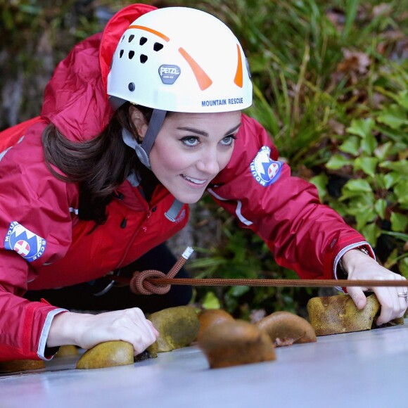 La duchesse de Cambridge, Catherine Kate Middleton et le prince William s'essayent à l'escalade lors d'une visite au Towers Residential Outdoor Education Centre le 20 novembre 2015 à Capel Curig.  CAPEL CURIG, UNITED KINGDOM - NOVEMBER 20: Catherine, Duchess of Cambridge ascends a climbing wall as she visits the Towers Residential Outdoor Education Centre on November 20, 2015 in Capel Curig, United Kingdom. The Towers is an outdoor education centre run by Wolverhampton Council providing adventure activities for children.20/11/2015 - Capel Curig
