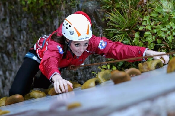 La duchesse de Cambridge, Catherine Kate Middleton et le prince William s'essayent à l'escalade lors d'une visite au Towers Residential Outdoor Education Centre le 20 novembre 2015 à Capel Curig.  CAPEL CURIG, UNITED KINGDOM - NOVEMBER 20: Catherine, Duchess of Cambridge ascends a climbing wall as she visits the Towers Residential Outdoor Education Centre on November 20, 2015 in Capel Curig, United Kingdom. The Towers is an outdoor education centre run by Wolverhampton Council providing adventure activities for children.20/11/2015 - Capel Curig