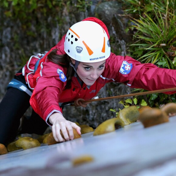 La duchesse de Cambridge, Catherine Kate Middleton et le prince William s'essayent à l'escalade lors d'une visite au Towers Residential Outdoor Education Centre le 20 novembre 2015 à Capel Curig.  CAPEL CURIG, UNITED KINGDOM - NOVEMBER 20: Catherine, Duchess of Cambridge ascends a climbing wall as she visits the Towers Residential Outdoor Education Centre on November 20, 2015 in Capel Curig, United Kingdom. The Towers is an outdoor education centre run by Wolverhampton Council providing adventure activities for children.20/11/2015 - Capel Curig