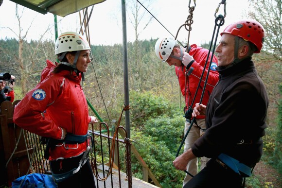 La duchesse de Cambridge, Catherine Kate Middleton et le prince William s'essayent à l'escalade lors d'une visite au Towers Residential Outdoor Education Centre le 20 novembre 2015 à Capel Curig.  CAPEL CURIG, UNITED KINGDOM - NOVEMBER 20: Catherine, Duchess of Cambridge ascends a climbing wall as she visits the Towers Residential Outdoor Education Centre on November 20, 2015 in Capel Curig, United Kingdom. The Towers is an outdoor education centre run by Wolverhampton Council providing adventure activities for children.20/11/2015 - Capel Curig