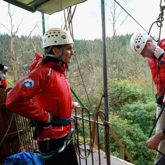 La duchesse de Cambridge, Catherine Kate Middleton et le prince William s'essayent à l'escalade lors d'une visite au Towers Residential Outdoor Education Centre le 20 novembre 2015 à Capel Curig.  CAPEL CURIG, UNITED KINGDOM - NOVEMBER 20: Catherine, Duchess of Cambridge ascends a climbing wall as she visits the Towers Residential Outdoor Education Centre on November 20, 2015 in Capel Curig, United Kingdom. The Towers is an outdoor education centre run by Wolverhampton Council providing adventure activities for children.20/11/2015 - Capel Curig