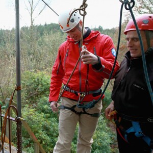 La duchesse de Cambridge, Catherine Kate Middleton et le prince William s'essayent à l'escalade lors d'une visite au Towers Residential Outdoor Education Centre le 20 novembre 2015 à Capel Curig.  CAPEL CURIG, UNITED KINGDOM - NOVEMBER 20: Catherine, Duchess of Cambridge ascends a climbing wall as she visits the Towers Residential Outdoor Education Centre on November 20, 2015 in Capel Curig, United Kingdom. The Towers is an outdoor education centre run by Wolverhampton Council providing adventure activities for children.20/11/2015 - Capel Curig