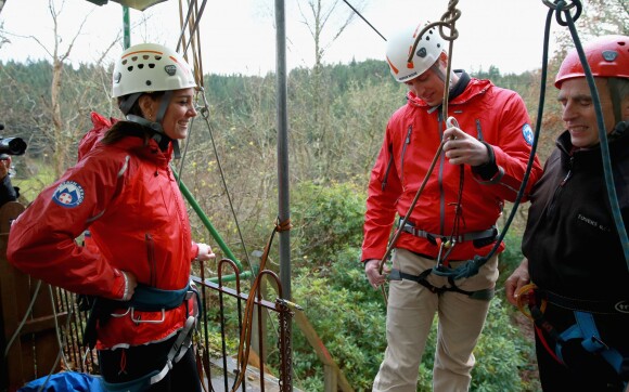 La duchesse de Cambridge, Catherine Kate Middleton et le prince William s'essayent à l'escalade lors d'une visite au Towers Residential Outdoor Education Centre le 20 novembre 2015 à Capel Curig.  CAPEL CURIG, UNITED KINGDOM - NOVEMBER 20: Catherine, Duchess of Cambridge ascends a climbing wall as she visits the Towers Residential Outdoor Education Centre on November 20, 2015 in Capel Curig, United Kingdom. The Towers is an outdoor education centre run by Wolverhampton Council providing adventure activities for children.20/11/2015 - Capel Curig