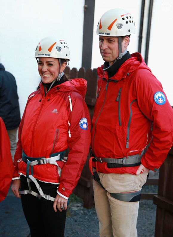 La duchesse de Cambridge, Catherine Kate Middleton et le prince William s'essayent à l'escalade lors d'une visite au Towers Residential Outdoor Education Centre le 20 novembre 2015 à Capel Curig.  CAPEL CURIG, UNITED KINGDOM - NOVEMBER 20: Catherine, Duchess of Cambridge ascends a climbing wall as she visits the Towers Residential Outdoor Education Centre on November 20, 2015 in Capel Curig, United Kingdom. The Towers is an outdoor education centre run by Wolverhampton Council providing adventure activities for children.20/11/2015 - Capel Curig