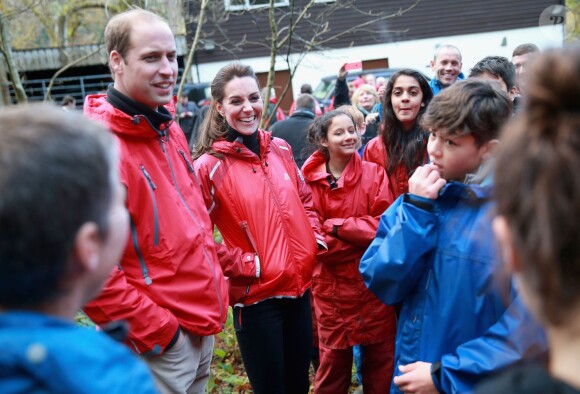 La duchesse de Cambridge, Catherine Kate Middleton et le prince William s'essayent à l'escalade lors d'une visite au Towers Residential Outdoor Education Centre le 20 novembre 2015 à Capel Curig.  CAPEL CURIG, UNITED KINGDOM - NOVEMBER 20: Catherine, Duchess of Cambridge ascends a climbing wall as she visits the Towers Residential Outdoor Education Centre on November 20, 2015 in Capel Curig, United Kingdom. The Towers is an outdoor education centre run by Wolverhampton Council providing adventure activities for children.20/11/2015 - Capel Curig