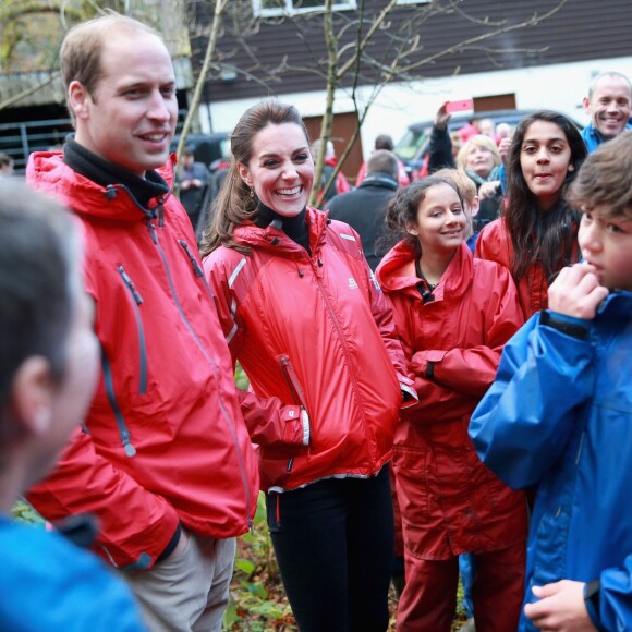La duchesse de Cambridge, Catherine Kate Middleton et le prince William s'essayent à l'escalade lors d'une visite au Towers Residential Outdoor Education Centre le 20 novembre 2015 à Capel Curig.  CAPEL CURIG, UNITED KINGDOM - NOVEMBER 20: Catherine, Duchess of Cambridge ascends a climbing wall as she visits the Towers Residential Outdoor Education Centre on November 20, 2015 in Capel Curig, United Kingdom. The Towers is an outdoor education centre run by Wolverhampton Council providing adventure activities for children.20/11/2015 - Capel Curig