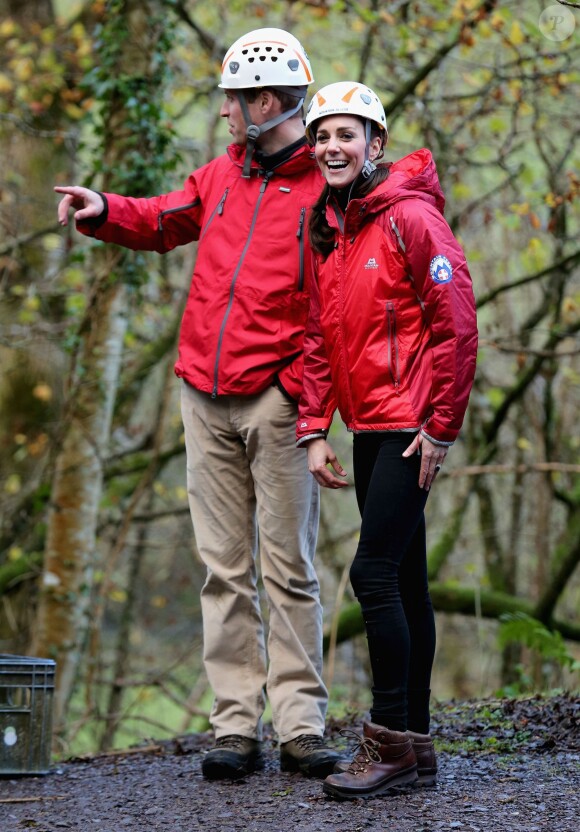 La duchesse de Cambridge, Catherine Kate Middleton et le prince William s'essayent à l'escalade lors d'une visite au Towers Residential Outdoor Education Centre le 20 novembre 2015 à Capel Curig.  CAPEL CURIG, UNITED KINGDOM - NOVEMBER 20: Catherine, Duchess of Cambridge ascends a climbing wall as she visits the Towers Residential Outdoor Education Centre on November 20, 2015 in Capel Curig, United Kingdom. The Towers is an outdoor education centre run by Wolverhampton Council providing adventure activities for children.20/11/2015 - Capel Curig