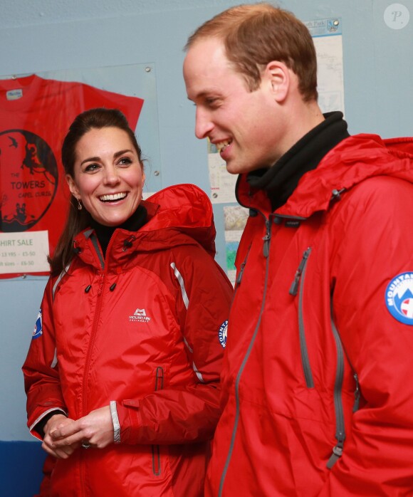 La duchesse de Cambridge, Catherine Kate Middleton et le prince William s'essayent à l'escalade lors d'une visite au Towers Residential Outdoor Education Centre le 20 novembre 2015 à Capel Curig.  CAPEL CURIG, UNITED KINGDOM - NOVEMBER 20: Catherine, Duchess of Cambridge ascends a climbing wall as she visits the Towers Residential Outdoor Education Centre on November 20, 2015 in Capel Curig, United Kingdom. The Towers is an outdoor education centre run by Wolverhampton Council providing adventure activities for children.20/11/2015 - Capel Curig