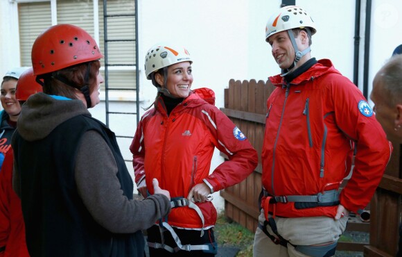 La duchesse de Cambridge, Catherine Kate Middleton et le prince William s'essayent à l'escalade lors d'une visite au Towers Residential Outdoor Education Centre le 20 novembre 2015 à Capel Curig.  CAPEL CURIG, UNITED KINGDOM - NOVEMBER 20: Catherine, Duchess of Cambridge ascends a climbing wall as she visits the Towers Residential Outdoor Education Centre on November 20, 2015 in Capel Curig, United Kingdom. The Towers is an outdoor education centre run by Wolverhampton Council providing adventure activities for children.20/11/2015 - Capel Curig