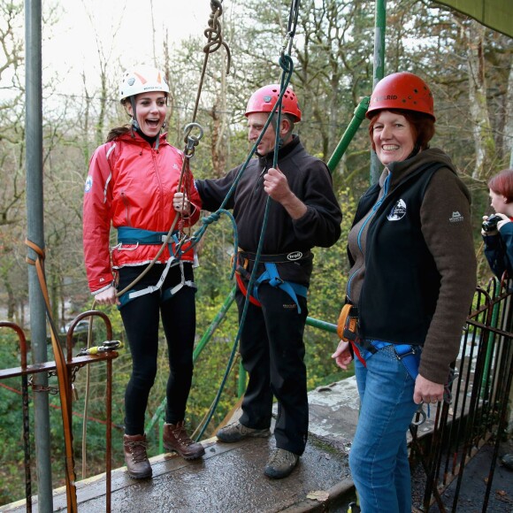 Catherine Kate Middleton, duchesse de Cambridge et le prince William, duc de Cambridge, font de l'escalade au centre d'activités pour les enfants de Capel Curig le 20 novembre 2015.  20th November 2015 Wales UK Britain'sPrince William and Catherine, Duchess of Cambridge during a visit to Towers Residential Outdoor Education Centre on November 20, 2015 in Capel Curig, United Kingdom. The Towers is an outdoor education centre run by Wolverhampton Council providing adventure activities for children.20/11/2015 - Capel Curig