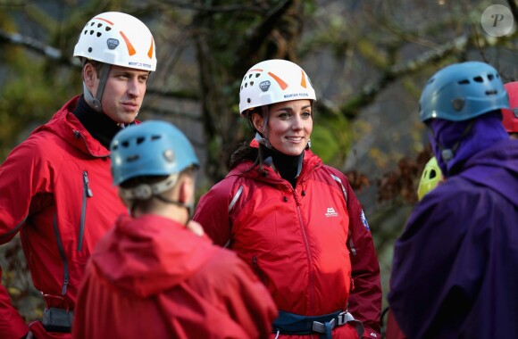 La duchesse de Cambridge, Catherine Kate Middleton et le prince William s'essayent à l'escalade lors d'une visite au Towers Residential Outdoor Education Centre le 20 novembre 2015 à Capel Curig.  CAPEL CURIG, UNITED KINGDOM - NOVEMBER 20: Catherine, Duchess of Cambridge ascends a climbing wall as she visits the Towers Residential Outdoor Education Centre on November 20, 2015 in Capel Curig, United Kingdom. The Towers is an outdoor education centre run by Wolverhampton Council providing adventure activities for children.20/11/2015 - Capel Curig