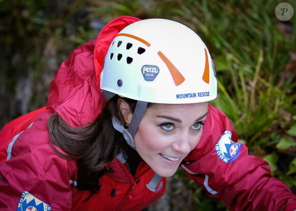 Catherine Kate Middleton, duchesse de Cambridge et le prince William, duc de Cambridge, font de l'escalade au centre d'activités pour les enfants de Capel Curig le 20 novembre 2015.  20th November 2015 Wales UK Britain'sPrince William and Catherine, Duchess of Cambridge during a visit to Towers Residential Outdoor Education Centre on November 20, 2015 in Capel Curig, United Kingdom. The Towers is an outdoor education centre run by Wolverhampton Council providing adventure activities for children.20/11/2015 - Capel Curig