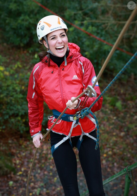 La duchesse de Cambridge, Catherine Kate Middleton et le prince William s'essayent à l'escalade lors d'une visite au Towers Residential Outdoor Education Centre le 20 novembre 2015 à Capel Curig.  CAPEL CURIG, UNITED KINGDOM - NOVEMBER 20: Catherine, Duchess of Cambridge ascends a climbing wall as she visits the Towers Residential Outdoor Education Centre on November 20, 2015 in Capel Curig, United Kingdom. The Towers is an outdoor education centre run by Wolverhampton Council providing adventure activities for children.20/11/2015 - Capel Curig