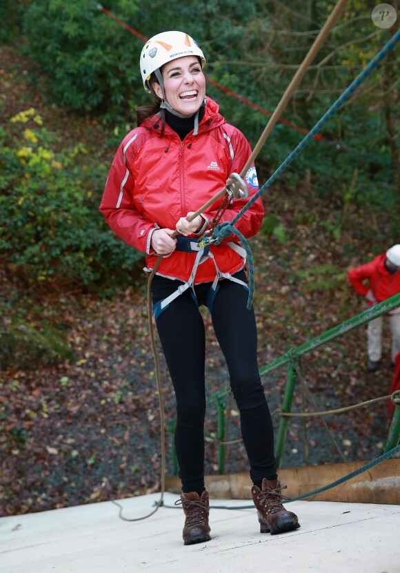 La duchesse de Cambridge, Catherine Kate Middleton et le prince William s'essayent à l'escalade lors d'une visite au Towers Residential Outdoor Education Centre le 20 novembre 2015 à Capel Curig.  CAPEL CURIG, UNITED KINGDOM - NOVEMBER 20: Catherine, Duchess of Cambridge ascends a climbing wall as she visits the Towers Residential Outdoor Education Centre on November 20, 2015 in Capel Curig, United Kingdom. The Towers is an outdoor education centre run by Wolverhampton Council providing adventure activities for children.20/11/2015 - Capel Curig