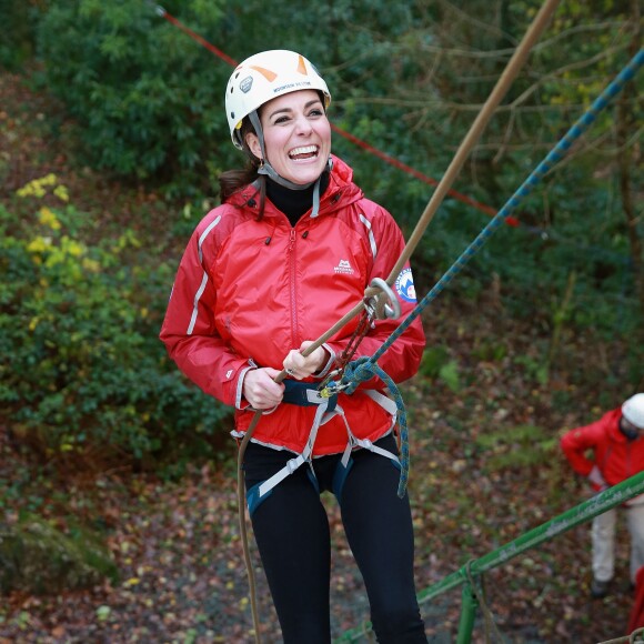 La duchesse de Cambridge, Catherine Kate Middleton et le prince William s'essayent à l'escalade lors d'une visite au Towers Residential Outdoor Education Centre le 20 novembre 2015 à Capel Curig.  CAPEL CURIG, UNITED KINGDOM - NOVEMBER 20: Catherine, Duchess of Cambridge ascends a climbing wall as she visits the Towers Residential Outdoor Education Centre on November 20, 2015 in Capel Curig, United Kingdom. The Towers is an outdoor education centre run by Wolverhampton Council providing adventure activities for children.20/11/2015 - Capel Curig