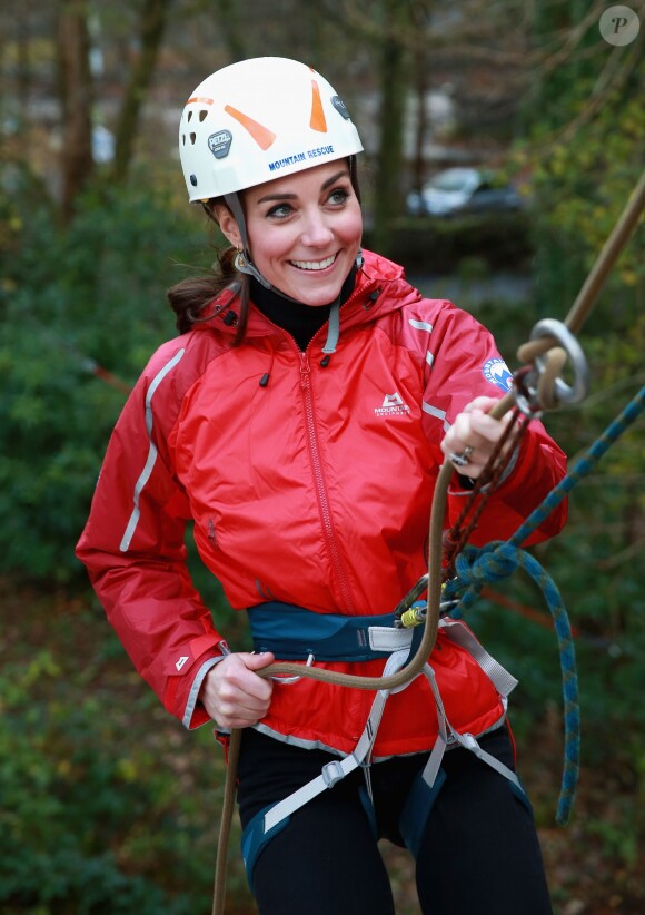 La duchesse de Cambridge, Catherine Kate Middleton et le prince William s'essayent à l'escalade lors d'une visite au Towers Residential Outdoor Education Centre le 20 novembre 2015 à Capel Curig.  CAPEL CURIG, UNITED KINGDOM - NOVEMBER 20: Catherine, Duchess of Cambridge ascends a climbing wall as she visits the Towers Residential Outdoor Education Centre on November 20, 2015 in Capel Curig, United Kingdom. The Towers is an outdoor education centre run by Wolverhampton Council providing adventure activities for children.20/11/2015 - Capel Curig