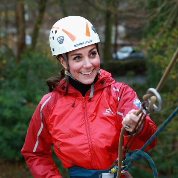 La duchesse de Cambridge, Catherine Kate Middleton et le prince William s'essayent à l'escalade lors d'une visite au Towers Residential Outdoor Education Centre le 20 novembre 2015 à Capel Curig.  CAPEL CURIG, UNITED KINGDOM - NOVEMBER 20: Catherine, Duchess of Cambridge ascends a climbing wall as she visits the Towers Residential Outdoor Education Centre on November 20, 2015 in Capel Curig, United Kingdom. The Towers is an outdoor education centre run by Wolverhampton Council providing adventure activities for children.20/11/2015 - Capel Curig