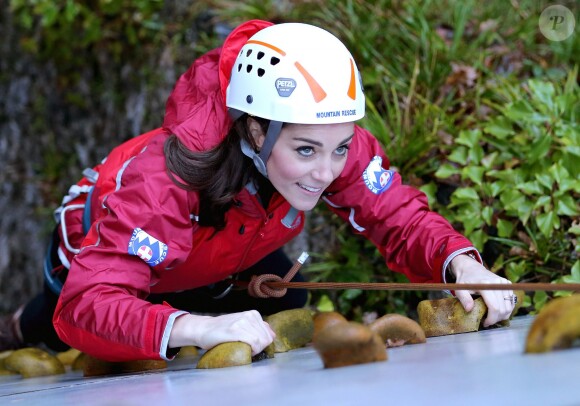 Catherine Kate Middleton, duchesse de Cambridge et le prince William, duc de Cambridge, font de l'escalade au centre d'activités pour les enfants de Capel Curig le 20 novembre 2015.  20th November 2015 Wales UK Britain'sPrince William and Catherine, Duchess of Cambridge during a visit to Towers Residential Outdoor Education Centre on November 20, 2015 in Capel Curig, United Kingdom. The Towers is an outdoor education centre run by Wolverhampton Council providing adventure activities for children.20/11/2015 - Capel Curig