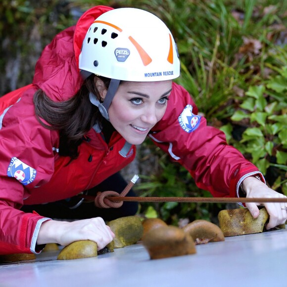 Catherine Kate Middleton, duchesse de Cambridge et le prince William, duc de Cambridge, font de l'escalade au centre d'activités pour les enfants de Capel Curig le 20 novembre 2015.  20th November 2015 Wales UK Britain'sPrince William and Catherine, Duchess of Cambridge during a visit to Towers Residential Outdoor Education Centre on November 20, 2015 in Capel Curig, United Kingdom. The Towers is an outdoor education centre run by Wolverhampton Council providing adventure activities for children.20/11/2015 - Capel Curig