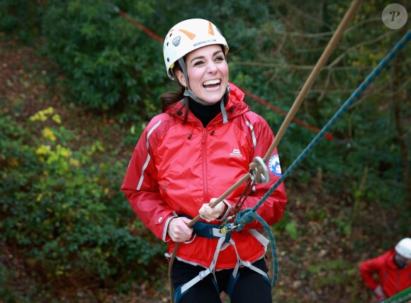 La duchesse de Cambridge, Catherine Kate Middleton et le prince William s'essayent à l'escalade lors d'une visite au Towers Residential Outdoor Education Centre le 20 novembre 2015 à Capel Curig.  CAPEL CURIG, UNITED KINGDOM - NOVEMBER 20: Catherine, Duchess of Cambridge ascends a climbing wall as she visits the Towers Residential Outdoor Education Centre on November 20, 2015 in Capel Curig, United Kingdom. The Towers is an outdoor education centre run by Wolverhampton Council providing adventure activities for children.20/11/2015 - Capel Curig