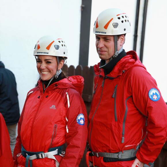 Catherine Kate Middleton, duchesse de Cambridge et le prince William, duc de Cambridge, font de l'escalade au centre d'activités pour les enfants de Capel Curig le 20 novembre 2015.  20th November 2015 Wales UK Britain'sPrince William and Catherine, Duchess of Cambridge during a visit to Towers Residential Outdoor Education Centre on November 20, 2015 in Capel Curig, United Kingdom. The Towers is an outdoor education centre run by Wolverhampton Council providing adventure activities for children.20/11/2015 - Capel Curig