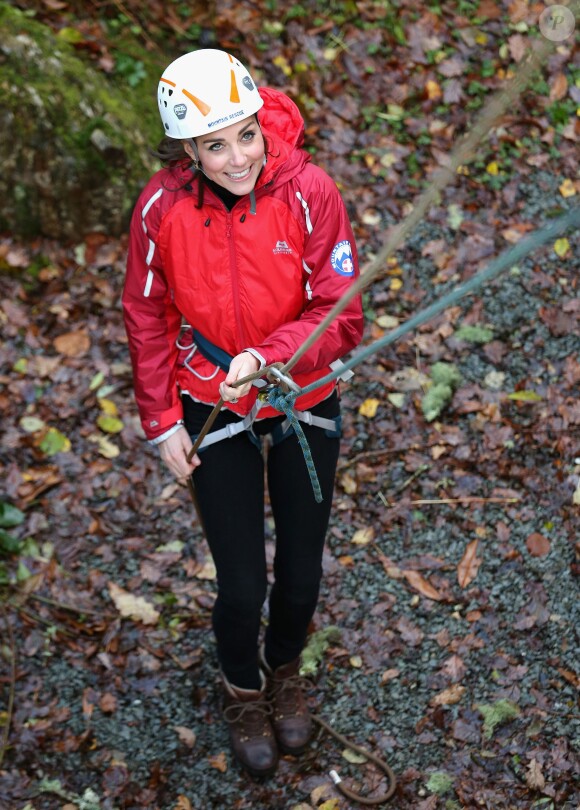 La duchesse de Cambridge, Catherine Kate Middleton et le prince William s'essayent à l'escalade lors d'une visite au Towers Residential Outdoor Education Centre le 20 novembre 2015 à Capel Curig.  CAPEL CURIG, UNITED KINGDOM - NOVEMBER 20: Catherine, Duchess of Cambridge ascends a climbing wall as she visits the Towers Residential Outdoor Education Centre on November 20, 2015 in Capel Curig, United Kingdom. The Towers is an outdoor education centre run by Wolverhampton Council providing adventure activities for children.20/11/2015 - Capel Curig